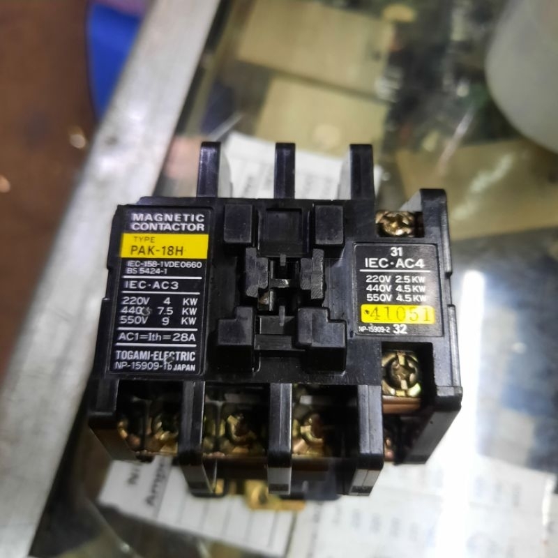 KONTAKTOR TOGAMI PAK 18H 220VAC 28A