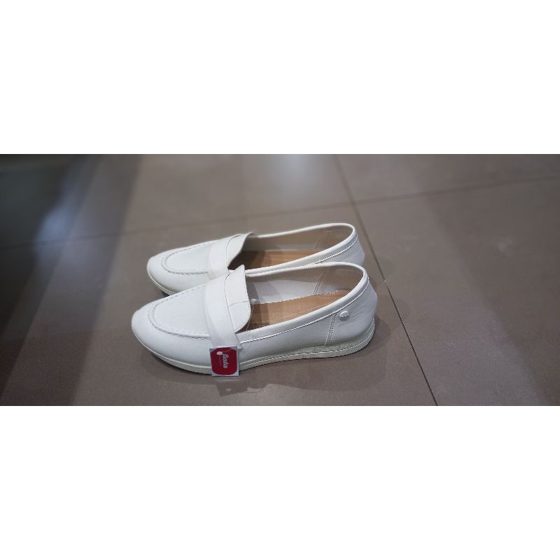 Sepatu Flat putih wanita dari Bata
