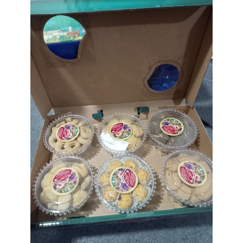 

promo paket kue lebaran sari harum paket premium isi 6toples