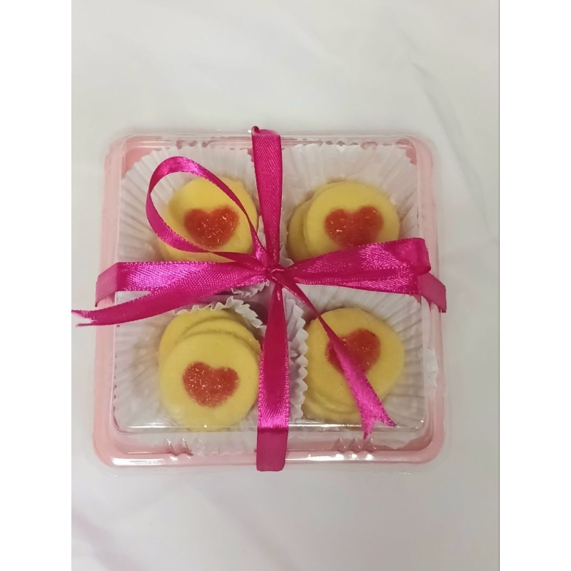 

Heart Cookies with selai strawberry // isi 16 per box
