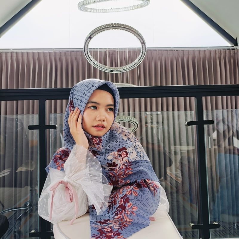 Hijab segi empat motif bunga kecil