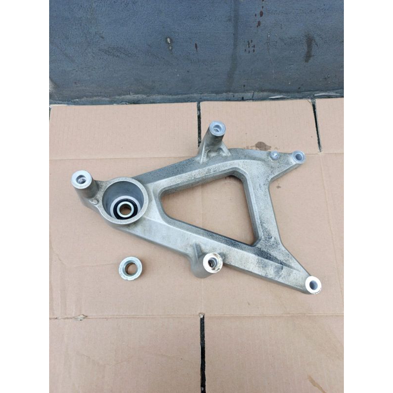 Swing Arm Dudukan knalpot Vario 160 Fi Original copotan