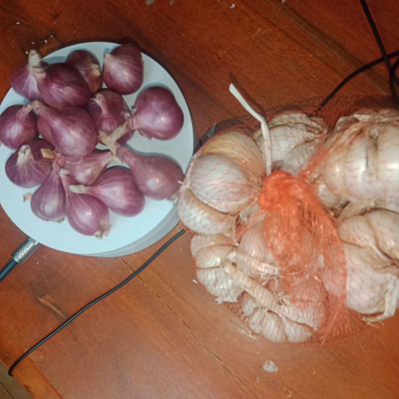 

paket bawang merah PROBOLINGGO ukuran Sedang-Besar 500 gram & bawang putih 500 gram
