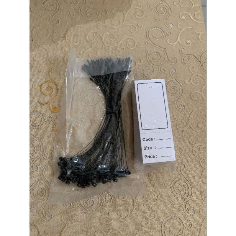 

HANG TAG BAJU POLOS 8.5 X 3.3 CM ISI 100 PCS TALI HANGTAG PLASTIK HITAM LOCK PIN LOOP PIN PRICE TAG LABEL HARGA LEBEL