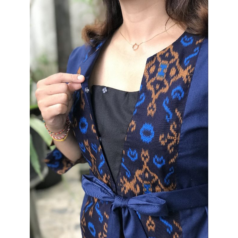 Penambahan BET Dada Pada Blazer Endek Bali