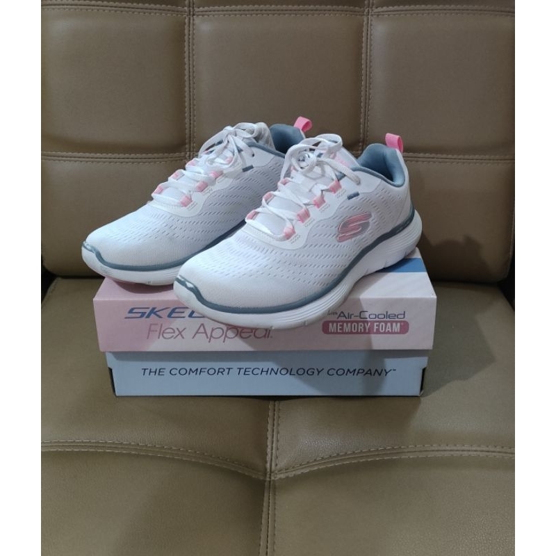 SEPATU WANITA SKECHERS ORIGINAL 100% KONDISI BEKAS PAKAI TIPE SEPATU BISA DILIHAT DI BOXNYA