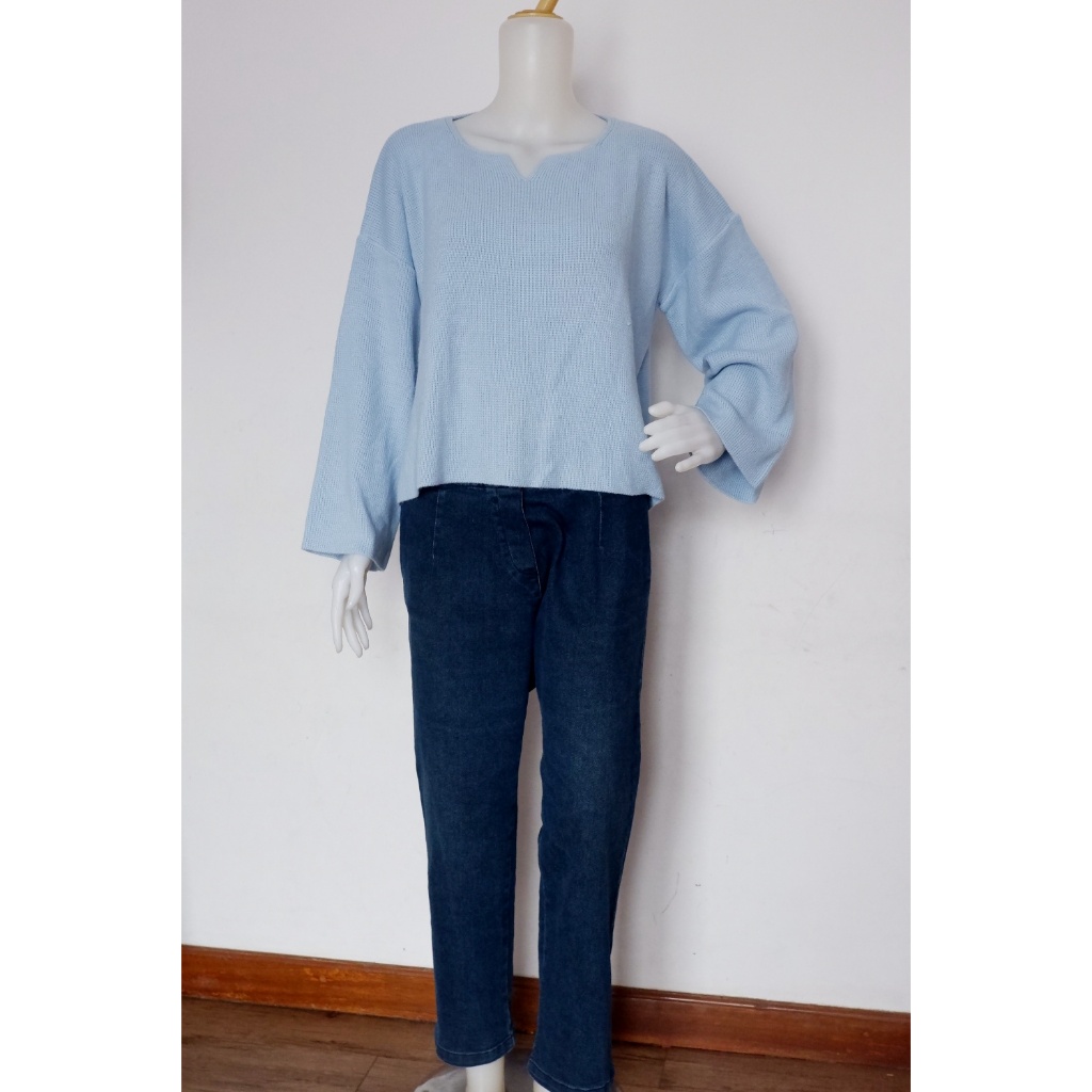 PRELOVED Sweater Wanita - biru muda