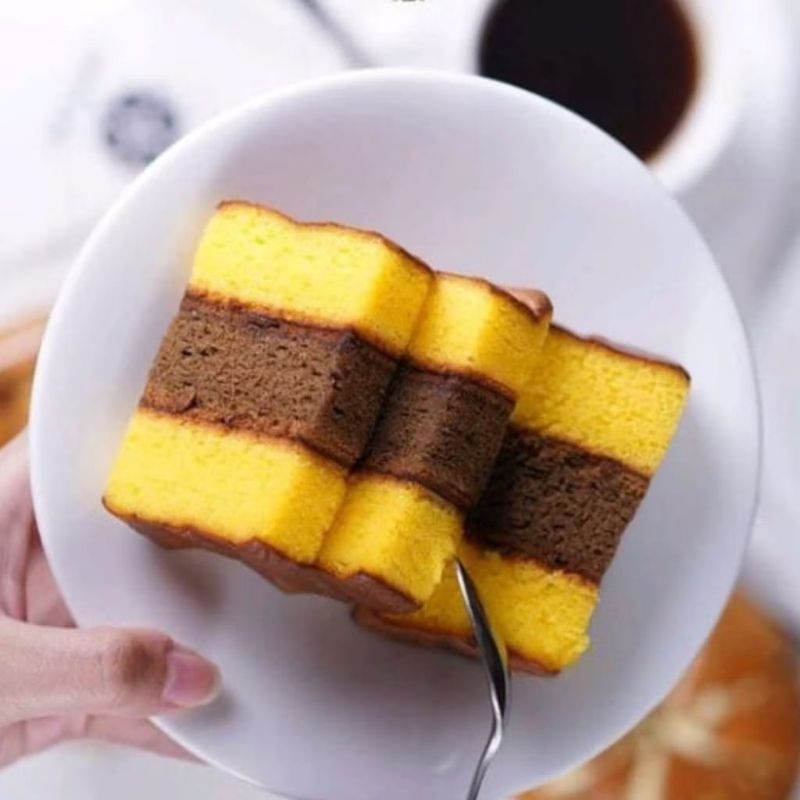 

KUE LAPIS SURABAYA 22×22cm 1000g/1kg
