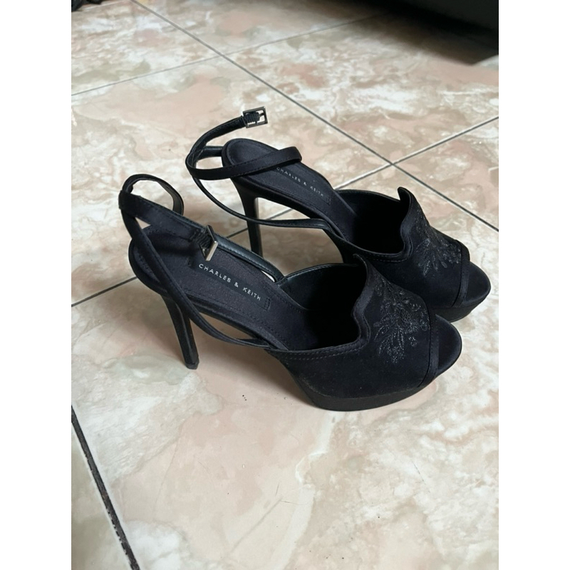 Heels hitam charles & keith