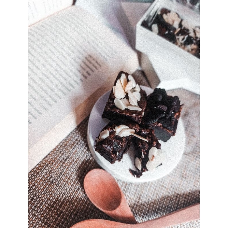 

Fudgy Brownies Divya (Brownies Panggang) ukuran 20x10 isi 15