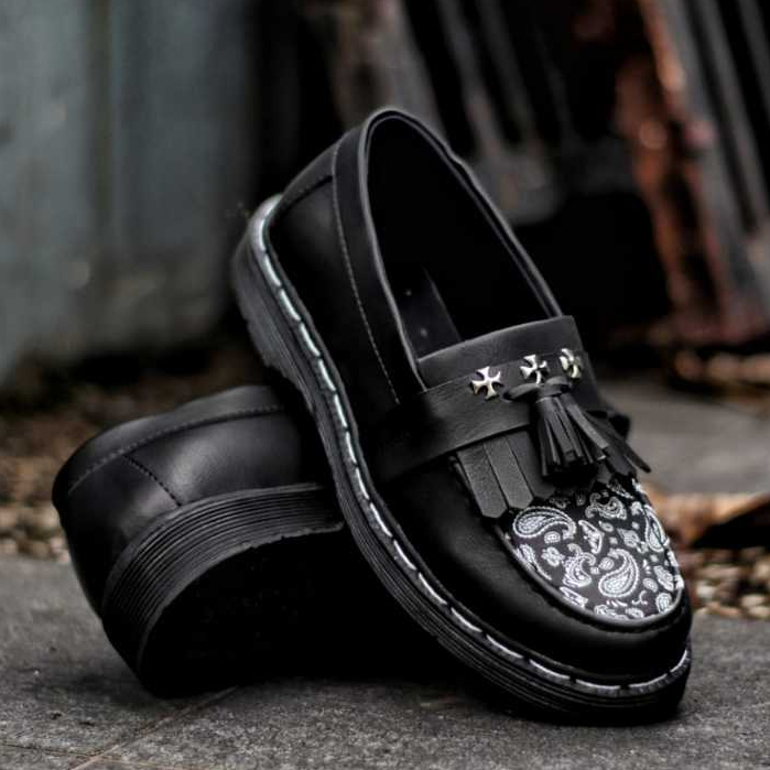 Leon Spike Vintage Retro Sepatu Loafers Docmart Pria Formal Slip On Casual Vintage Spike Punk Retro 