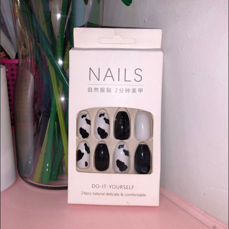 Fake nails cow motif hitam putih