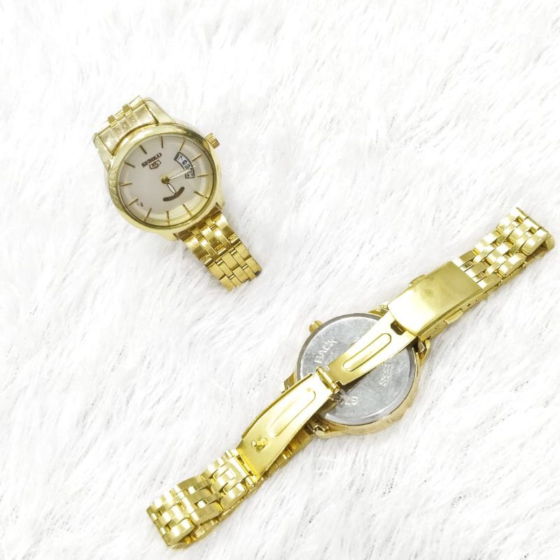 jam tangan warna gold