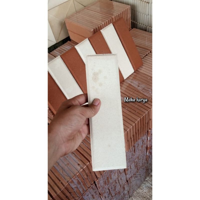 Bata Tempel Bevel Putih