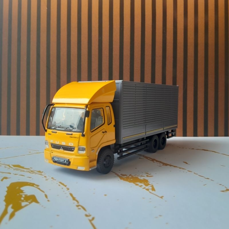 Diecast Miniatur Mobilan Fuso Box 1:43