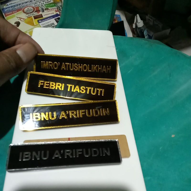 

name tag nama dada doubel akrilik magnet peniti miror gold dan miror silver ( chrome )
