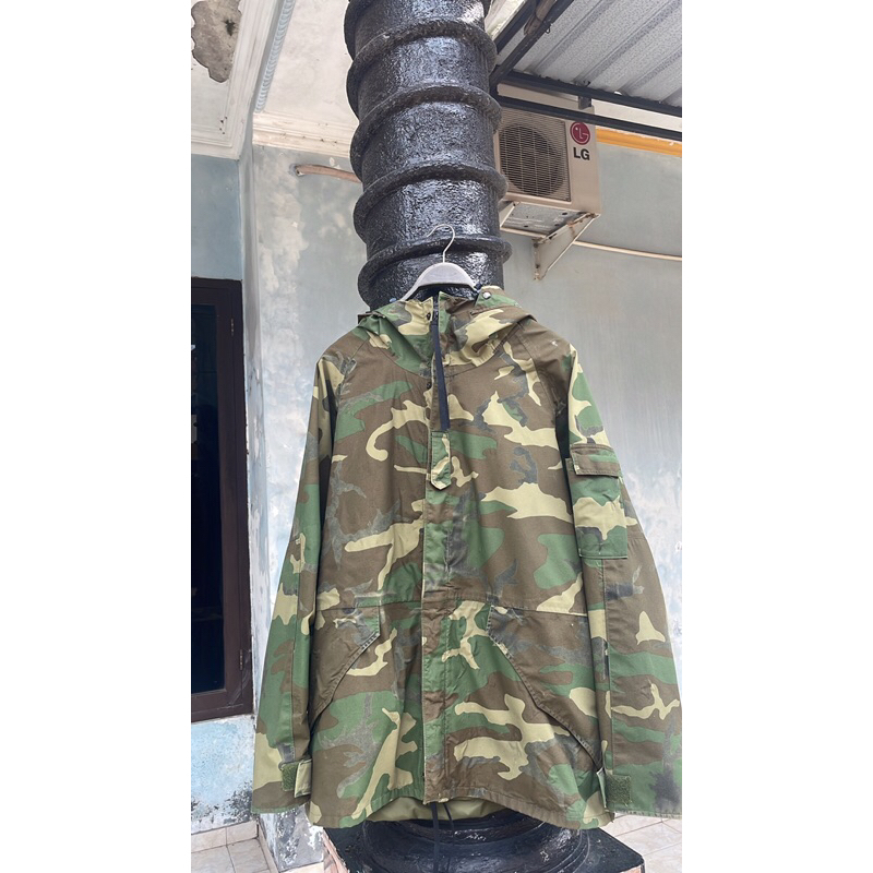 US Army Cold Wet Weather ECWCS Waterproof Woodland Goretex Parka Jacket.  -Size L PxL 76 x 66 cm  -C