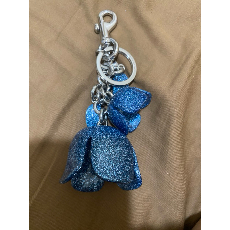 Charm coach bunga biru