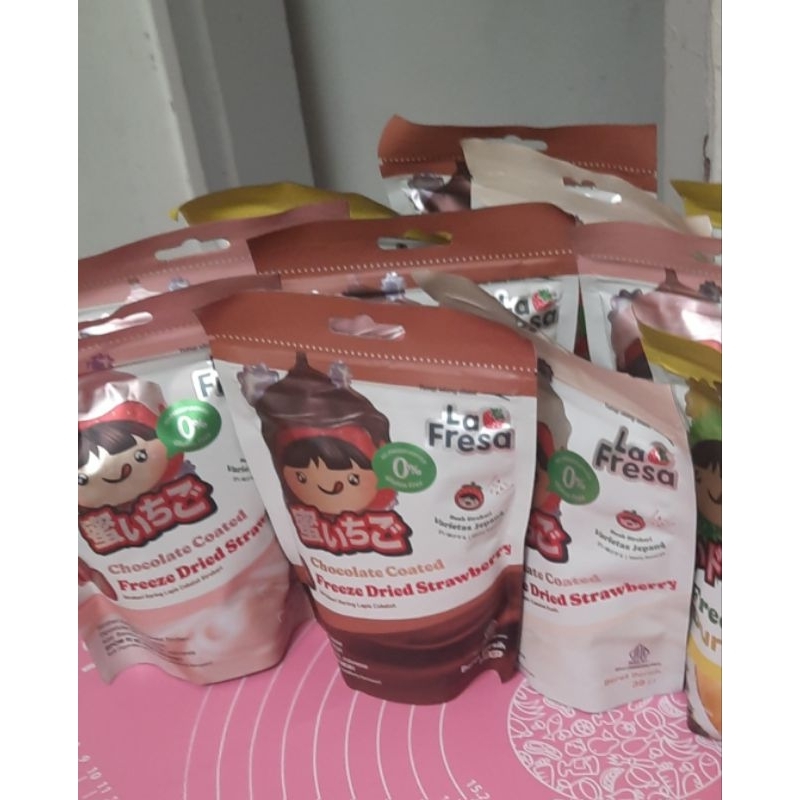 

Chocolate choated/ freeze Dried strawbery kering balut coklat strawbery dari buah organik