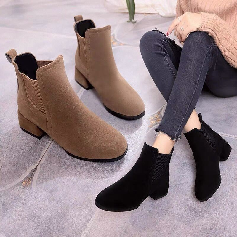 Sepatu bot fashion, sepatu bot hak tengah, sepatu bot Martin suede