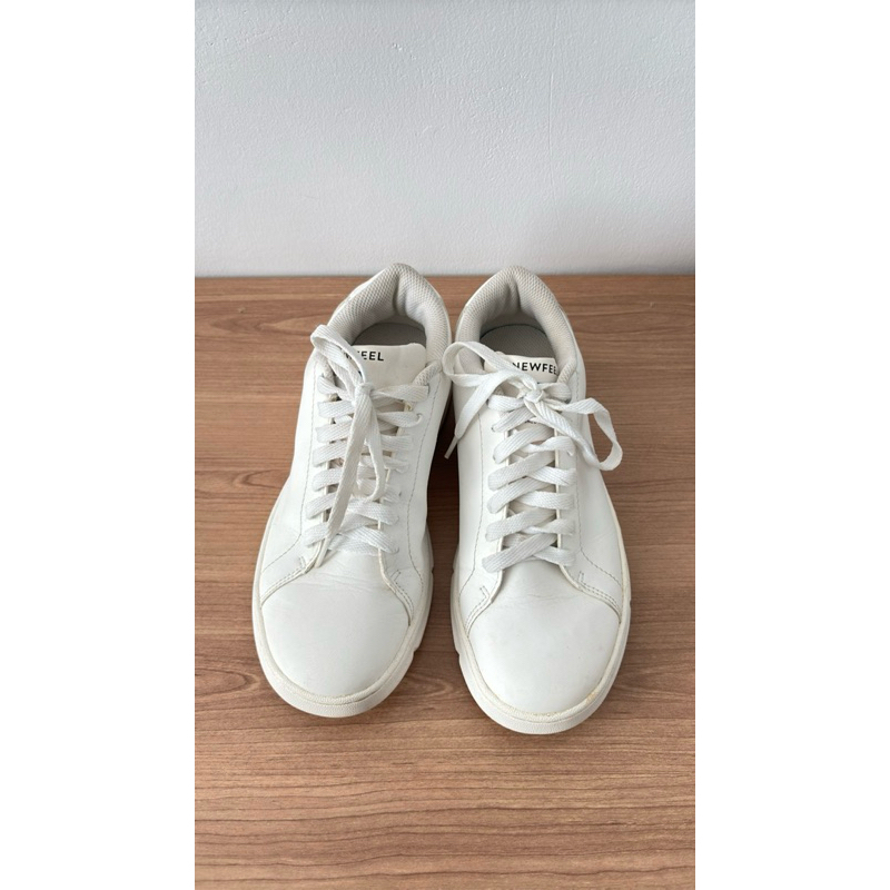 PRELOVED SEPATU PUTIH