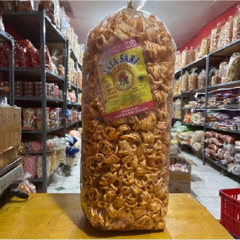 

VIRAL KRUPUK SANGGUL/KRUPUK INUL 1 BAL BERAT 1,5KG RASA PEDAS WANGI DAUN JERUK/ALLBAKTI SNACK