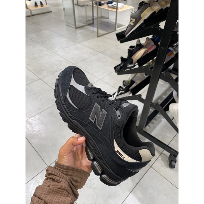 NEW BALANCE 2002R - BLACK DARK GREY