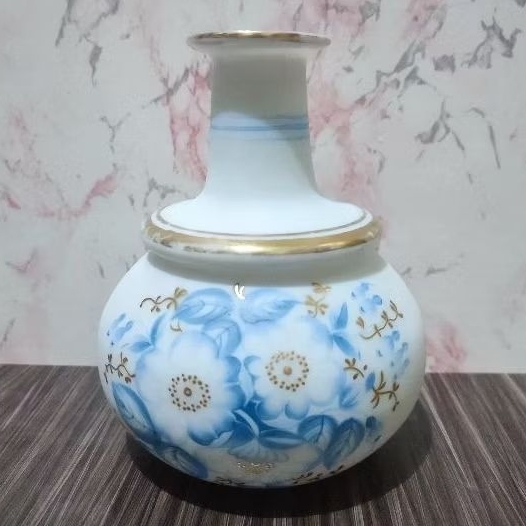 botol kaca putih antik