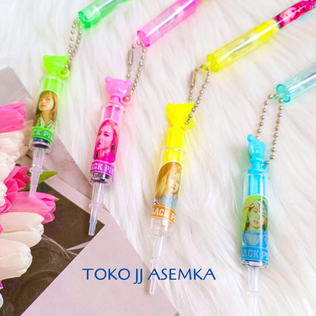 

PULPEN MURAH GANTUNGAN SUNTIK BLACKPINK LISA JENNIE ROSE BOLPEN PEN BOLPOIN PENA ATK ANAK GROSIR COD