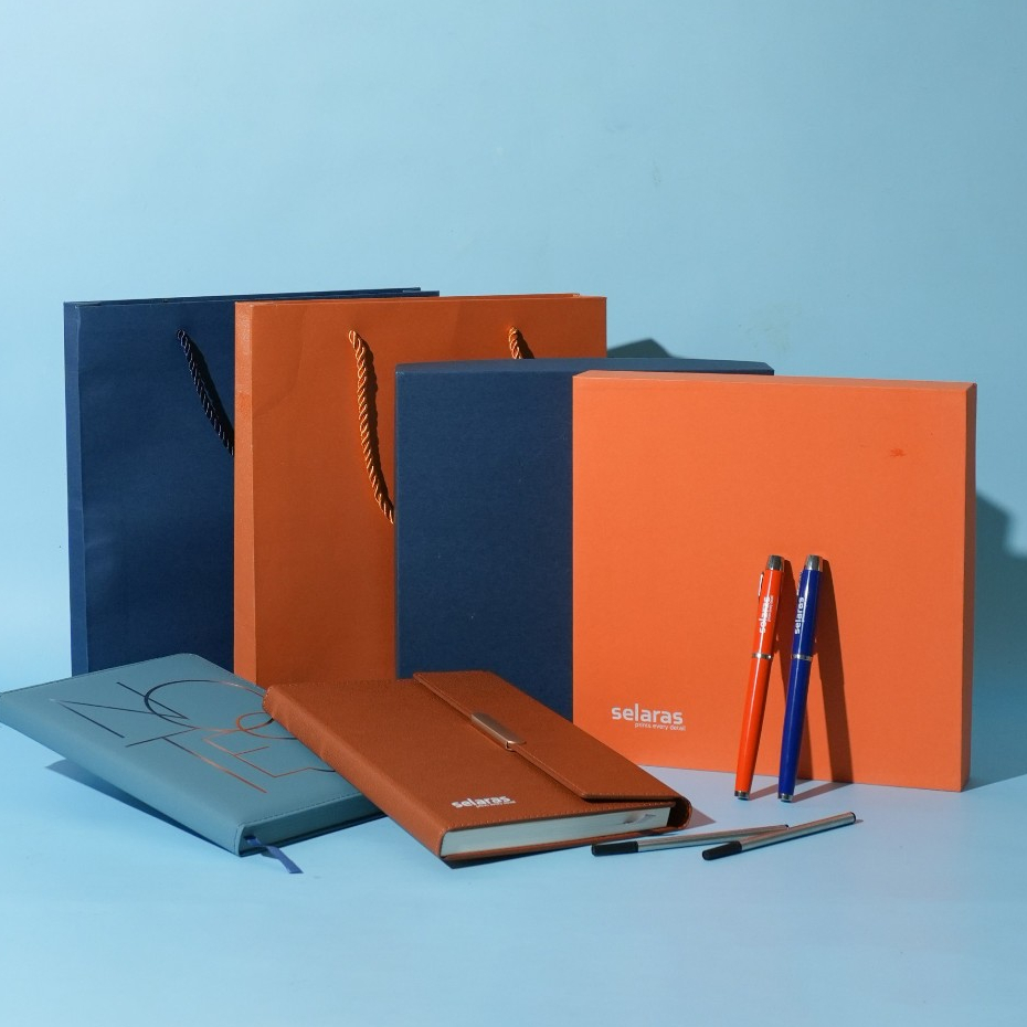 

Souvenir Agenda Fancy Termasuk Buku Pulpen dan PaperBag Custom Logo