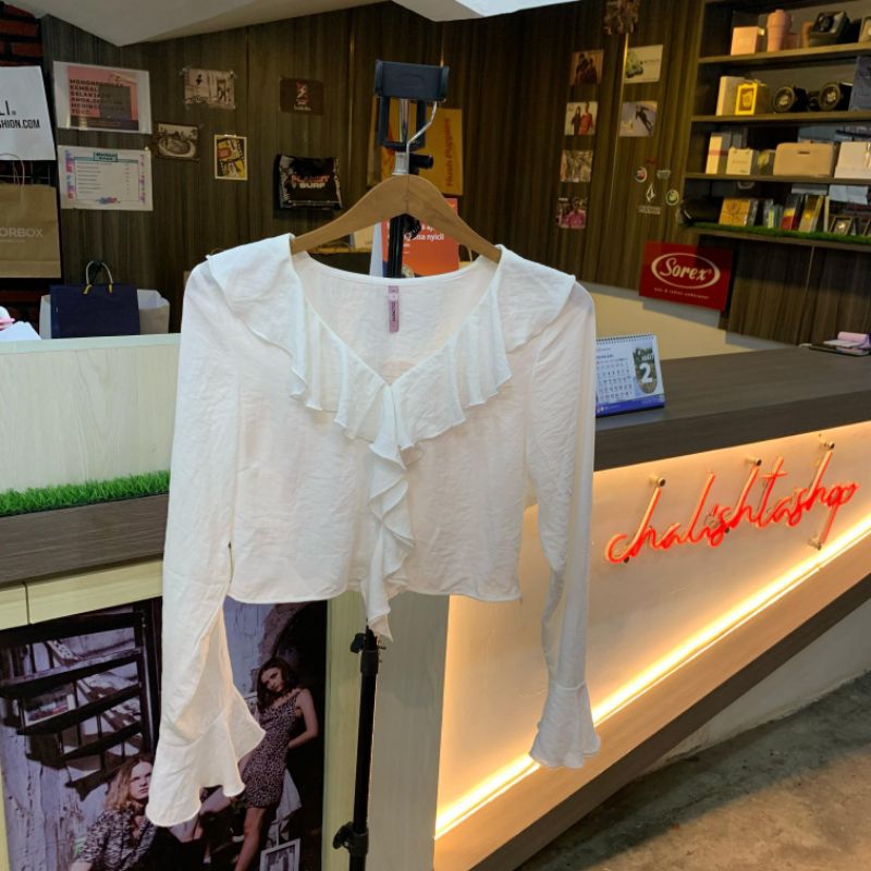 kemeja colorbox off white ruffle  crop top