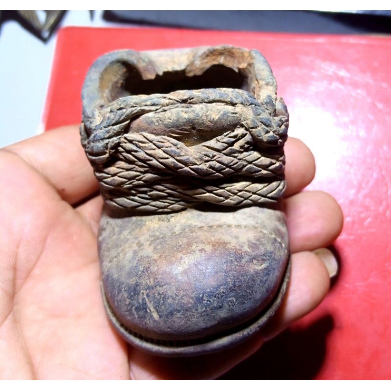 Vintage Hiasan Keramik Model Sepatu Temuan Sungai