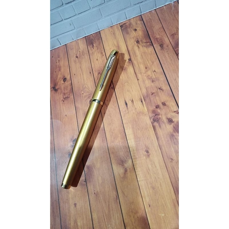 

Pulpen Eksklusif Full Gold Trim Roller Ball Free Grafir