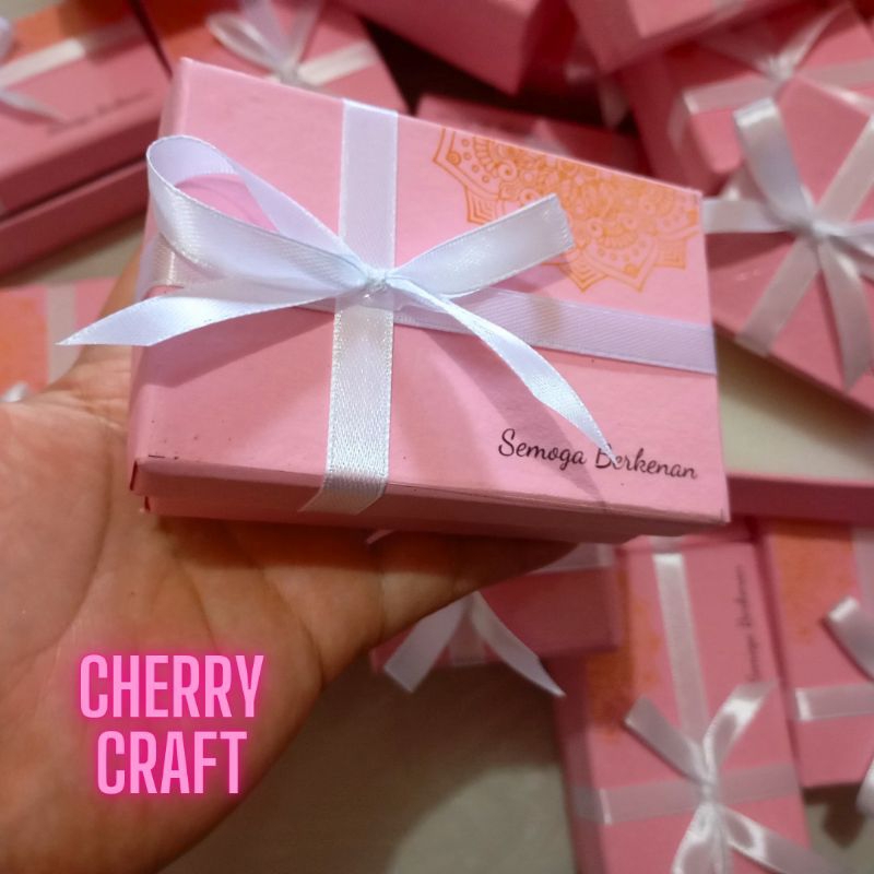 

Box sovenir emas size 9x6x3 full cover cetak logo busa tebal dan pita