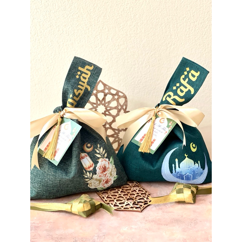

Personalized EID Knot Bag Only (TAS SAJA) • Idul Fitri Hampers 2025 • Lebaran Gift • Custom Hampers • Ramadhan Kareem • Personalized Gift • Hampers Murah • Free Custom Nama • Eid Mubarak Parcel • Personalized Tasbih • Sajadah • Gelas • Kue Lebaran • Reed