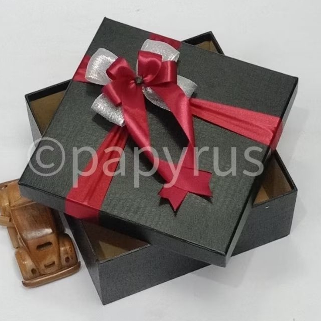 

PAPYRUS 22,5x22,5 Tinggi 10cm Kotak Kado Gift Box Hadiah V2