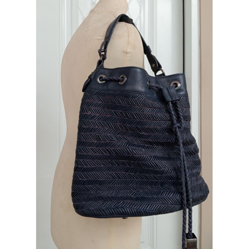 Tas anyaman kulit asli warna biru Navy