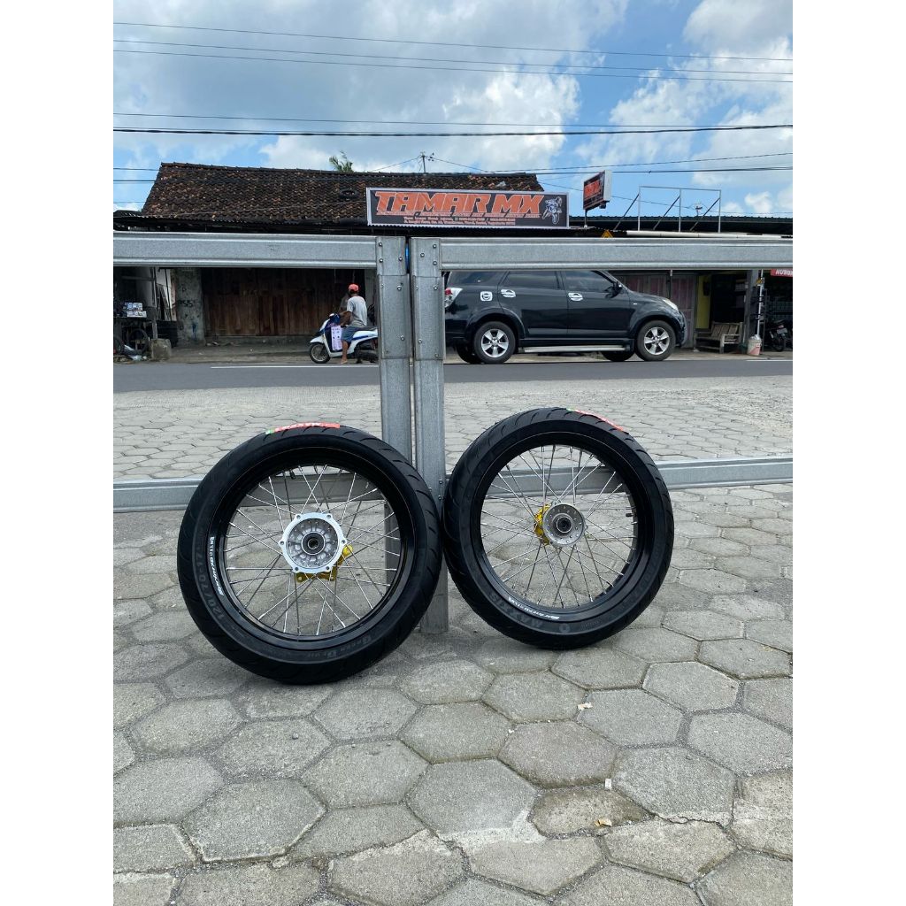 Wheelset Supermoto WR 250/300 Ring 17 Ban Maxxis Baru