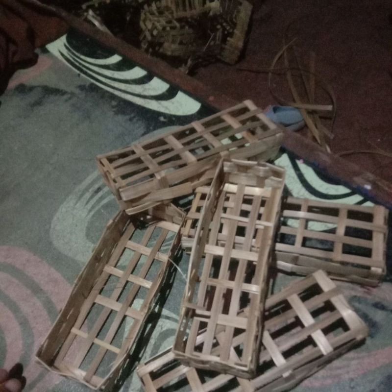 reyeng wadah pindang/ ikan tongkol, anyaman bambu besek ini ukuran 22x7x5cm 1 ikat isi 100biji.
