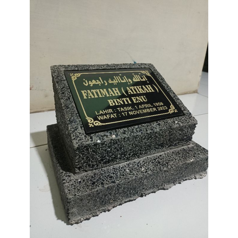NISAN MAKAM DUDUKAN MINI ANAK serbuk granite
