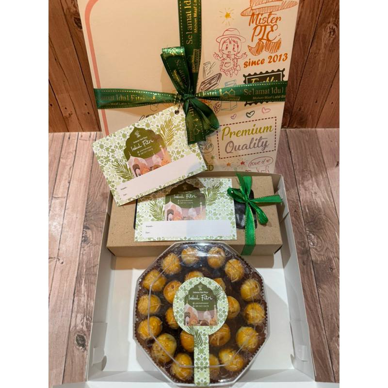 

Paket Hampers Lebaran 1 Kue Kering Cookies Premium & 1 Brownies Bar Idul Fitri Mister Pie Makassar 2023