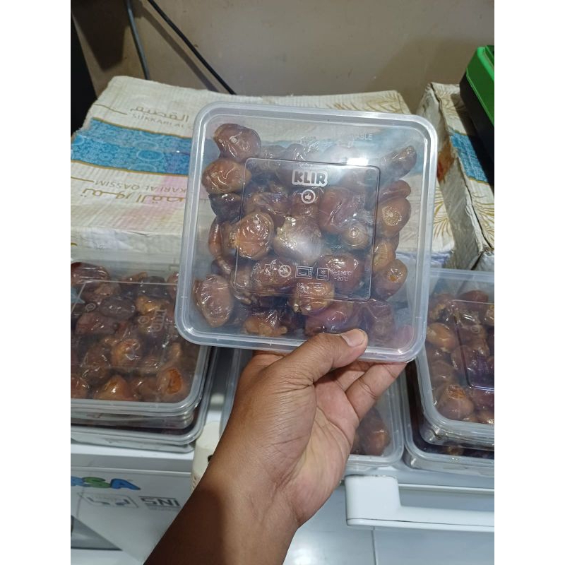 

Kurma sukkari PREMIUM GRADE A 1kg,Kurma Basah,Oleh oleh Haji & Umroh (Kemasan tinwal)