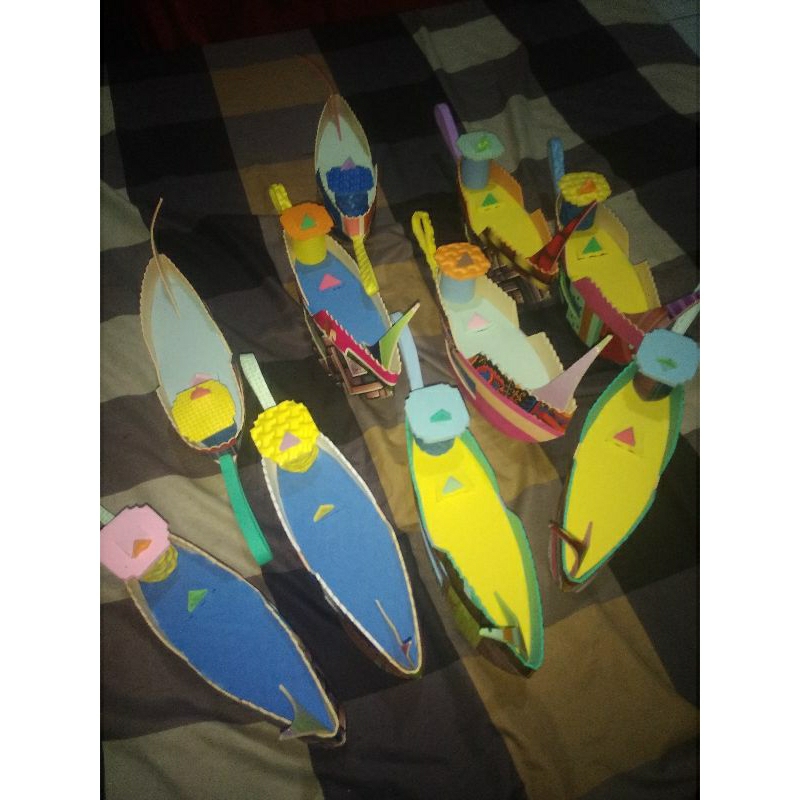 perahu mainan kecil dan dua keong kelomang umang-umang