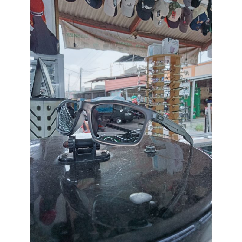 kacamata OAKLEY dengan lensa polarized