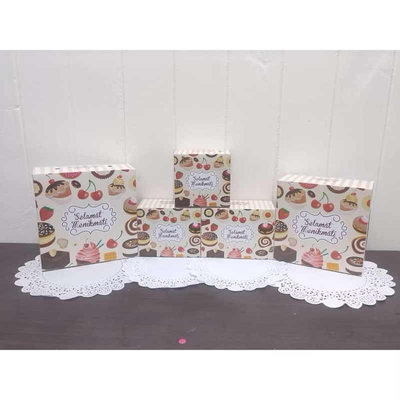 

Box Motif Kardus Snack/kue/nasi. Kardus Uk 18x18.
