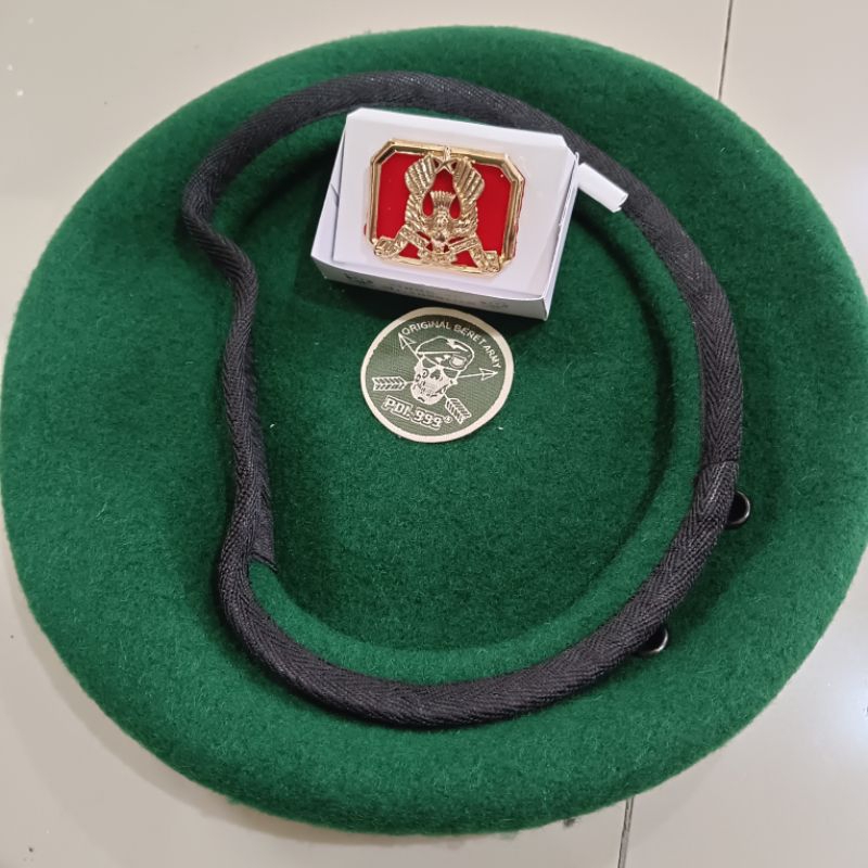 baret hijau tengkorak plus emblem hub