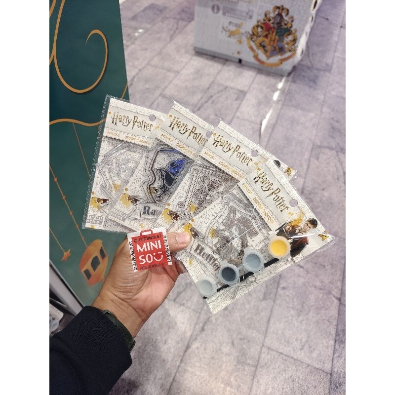 

MINISO x HARRY POTTER Coloring Suncatcher Harry Potter Series (GRYFFINDOR / HUFFLEPUFF / RAVENCLAW / SLYTHERIN)