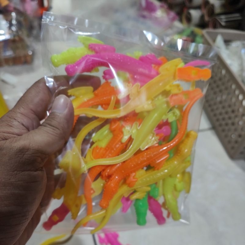 100 pcs priwitan buaya plastik mainan RB6