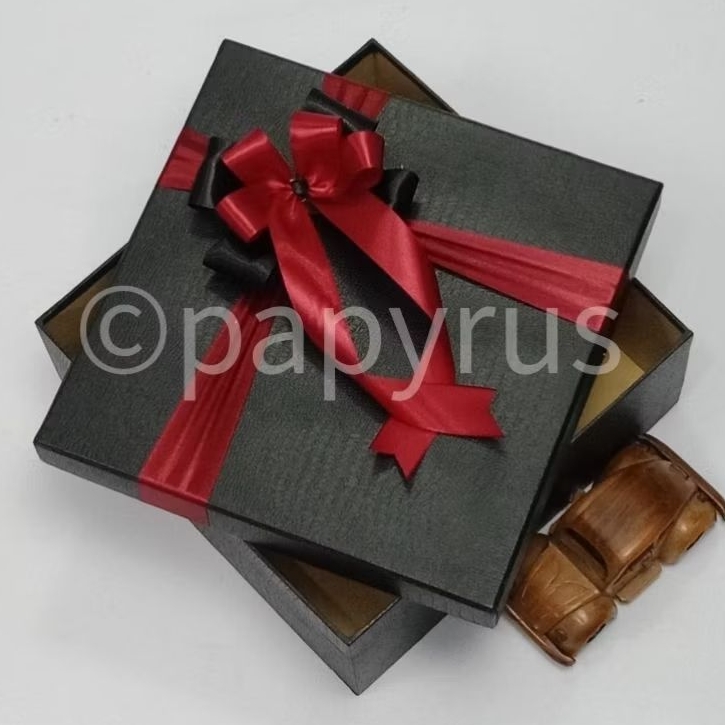 

PAPYRUS 25x25 Tinggi 5cm Kotak Kado Gift Box V2