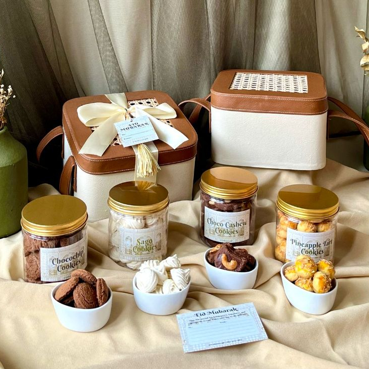

Littlezora - Giftset Hampers Premium Hadiah | Hampers Premium Wanita Pria | Hampers Christmas Natal | Kado Natal Cookies Hampers Tas Kulit | Hampers Lebaran Eid Mubarak | Hampers Chinese New Year Sincia Imlek
